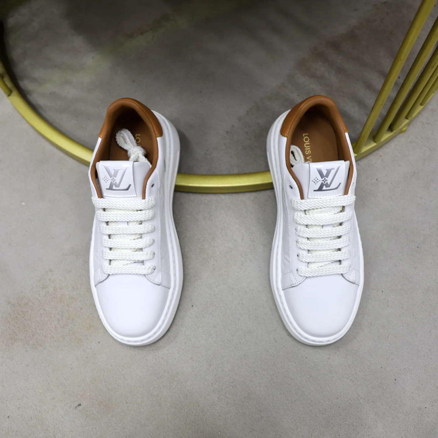 Ex-factory price: 460💰🙅‍♂️🙅‍♂️🙅‍♂️ Brand: LV Louis Vuitton Standard code: 38-44 (45 customized) Grade: Same as the official website Material: Original cowhide fabric Comfortable cowhide lining Increased lightness, wear-resistant and soft outsole Style category: Men's fashionable casual shoes Running sneakers Distinguished luxury brand elements Top luxury Color: actual picture color